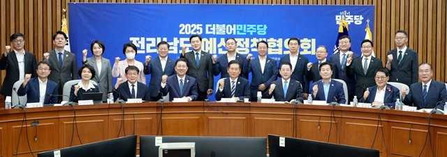 김영록 전라남도지사가 30일 국회본관에서 열린 ‘2025 더불어민주당-전라남도 예산정책협의회’에서 정청래 대표, 김병기 원내대표, 서삼석 최고위원, 한정애 정책위의장, 한병도 예결위원장, 이소영 예결위 간사. 박승원 참좋은지방정부위원장 등 당 지도부 주요 인사와 기념촬영을 하고 있다./전남도