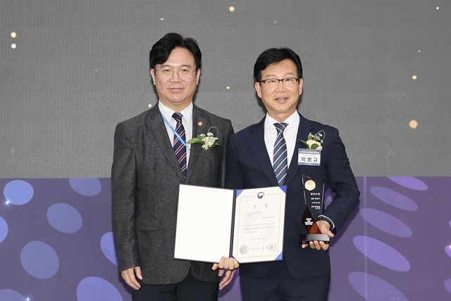 광주 광산구가 ‘2025년 전국 지방자치단체 일자리대상’에서 2년 연속 최우수상의 영예를 안았다. 30일 청주 오스코에서 열린 시상식에 참석한 박병규 광산구청장(오른쪽)이 상장을 받고, 김영훈 고용노동부 장관(왼쪽)과 기념사진을 촬영하고 있다.