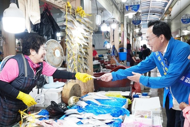 윤병태 나주시장이 전통시장에서 나주사랑상품권으로 추석 제수용품을 구매하고 있다.
