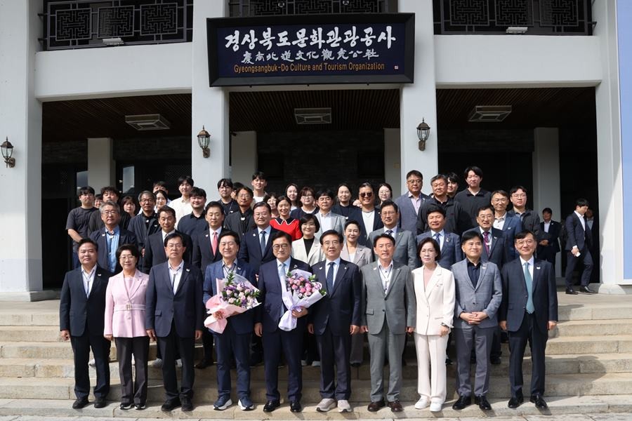 우원식 국회의장과 김석기 국회 외교통일위원장, 김기현 국회 APEC특별위원장을 비롯한 특위 소속 의원 14명이 경주를 방문해 APEC 준비 상황을 청취했다. 사진은 기념촬영/경북도