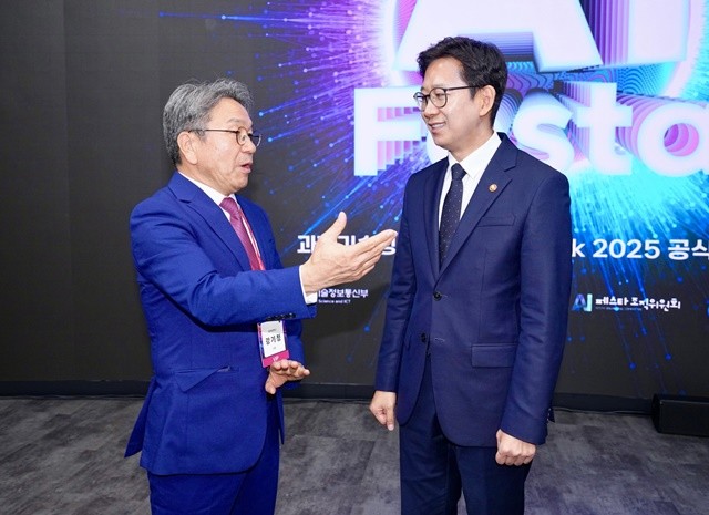 강기정 광주광역시장이 30일 서울 코엑스에서 열린 ‘AI 페스타(Festa) 2025’에 참석해 배경훈 과학기술정보통신부 장관과 환담을 나누고 있다. /광주광역시 제공