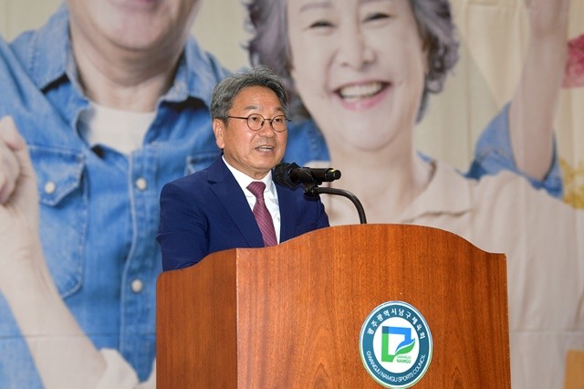 강기정 광주광역시장이 30일 남구다목적체육관에서 열린 제29회 노인의 날 기념행사에 참석해 인사말을 하고 있다. /광주광역시 제공