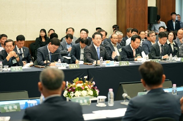 김영록 전라남도지사가 30일 담양군 담양리조트에서 열린 ‘담양군 정책비전 투어’행사에 참석해 토론을 주재하고 미래 비전 및 정책현안 등 지역 발전에 대한 의견과 제안에 대한 질문에 답변을 하고 있다.