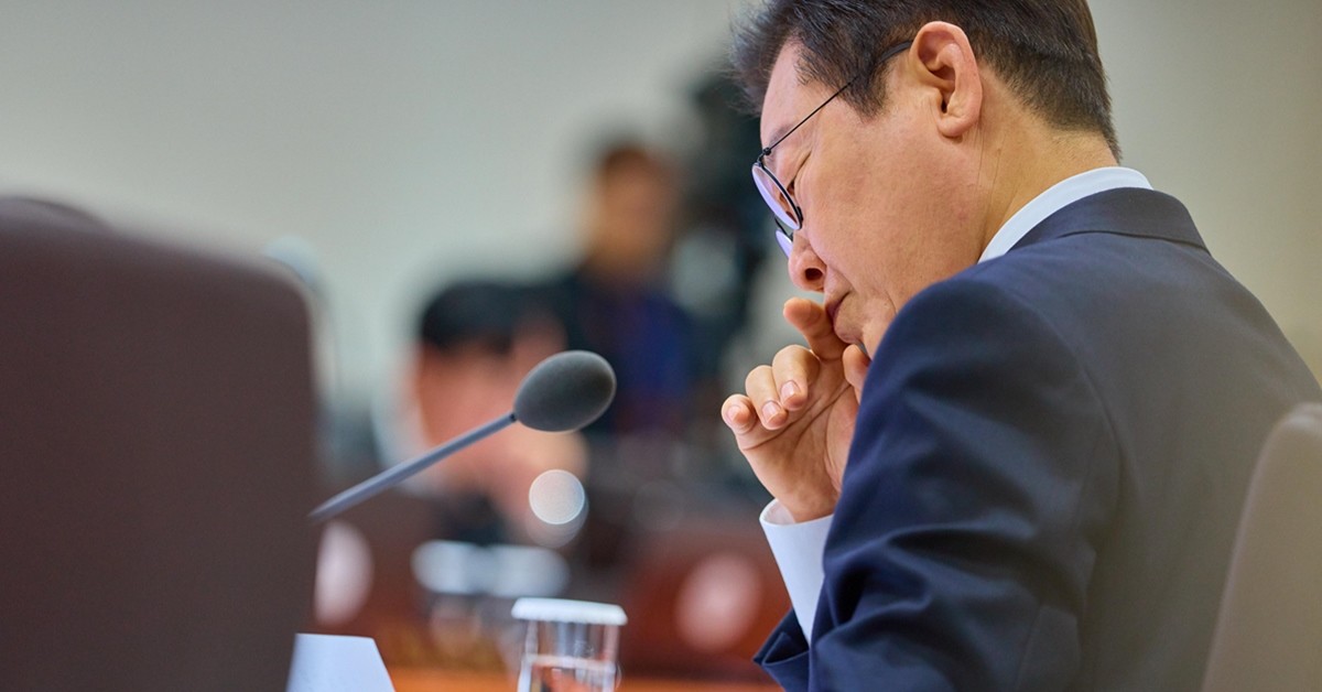 이재명 대통령이 30일 서울 용산 대통령실 청사에서 열린 제44회 국무회의에서 자료를 살펴보고 있다. / 대통령실, 뉴스1
