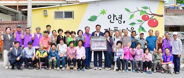 장성군이 '장성형 복지 모델' 추진으로 주목받고 있다. 남면 자풍마을을 찾은 김한종 군수