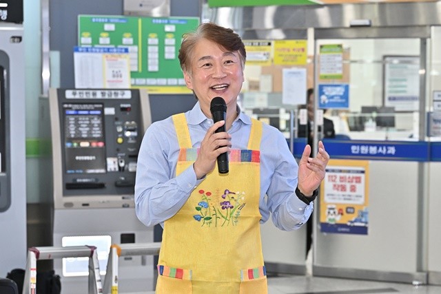 김이강 광주 서구청장이 30일 서구청 1층 로비에서 열린 서구아너스 후원 '이온 온(on) 데이 돌봄키트 제작'에서 인사말을 하고 있다. 광주 서구 제공