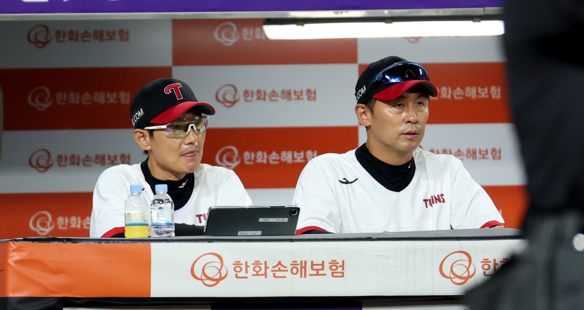 지난 29일 대전 한화생명볼파크에서 열린 프로야구 '2025 신한 SOL 뱅크 KBO리그' 한화이글스 대 LG트윈스 경기에서 6회말 실점한며 염경엽 LG 감독이 씁쓸한 표정을 짓고 있다. / 뉴스1