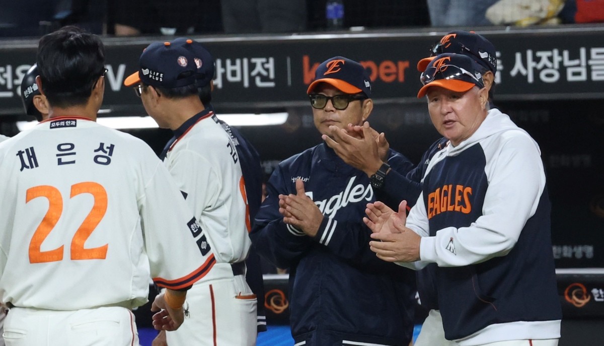 지난 29일 대전 한화생명볼파크에서 열린 프로야구 '2025 신한 SOL 뱅크 KBO리그' 한화이글스 대 LG트윈스 경기에서 한화이글스가 승리하며 김경문 감독이 선수들에게 박수를 보내고 있다. / 뉴스1