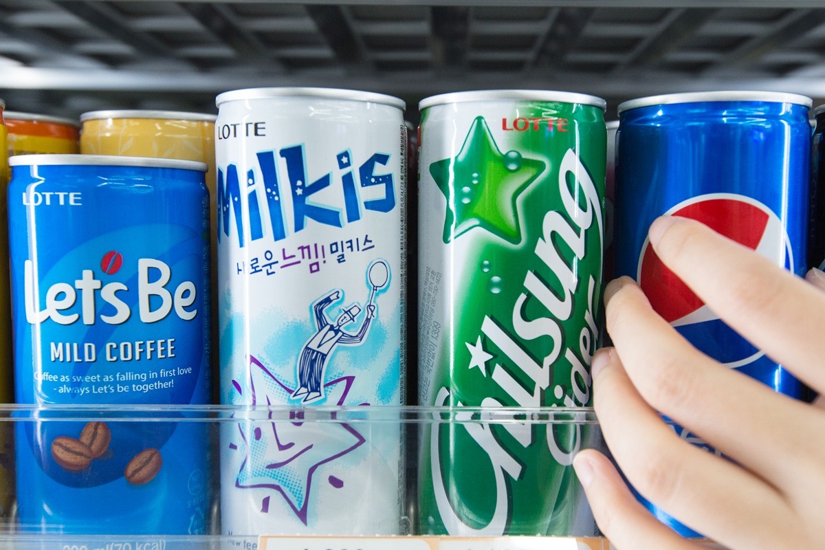 탄산음료 '밀키스'(왼쪽에서 두 번째 제품) 모습. 자료 사진. 롯데칠성음료는 지난 1∼8월 자사의 탄산음료 '밀키스' 해외 매출이 지난해 동기 대비 11% 증가하면서 두 자릿수 성장을 이어가고 있다고 1일 밝혔다. 롯데칠성음료에 따르면 '밀키스'는 러시아, 미국·캐나다, 동남아시아에서 성장세를 보였다. 러시아 매출은 약 20% 늘어났고 미주 지역 매출은 10%가량 증가했다. 특히 동남아에서는 매출이 90% 가까이 늘었다. 밀키스 수출액은 2020년부터 지난해까지 연평균 20% 증가했다. 밀키스는 지난해 해외 매출 500억 원을 달성했다. / 뉴스1