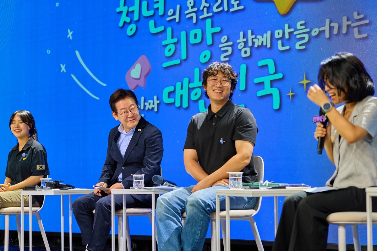이재명 대통령이 지난달 19일 서울 마포구 구름아래 소극장에서 열린 2030 청년 소통·공감 토크콘서트에서 참석자의 발언을 듣고 있다. / 이재명 대통령 SNS