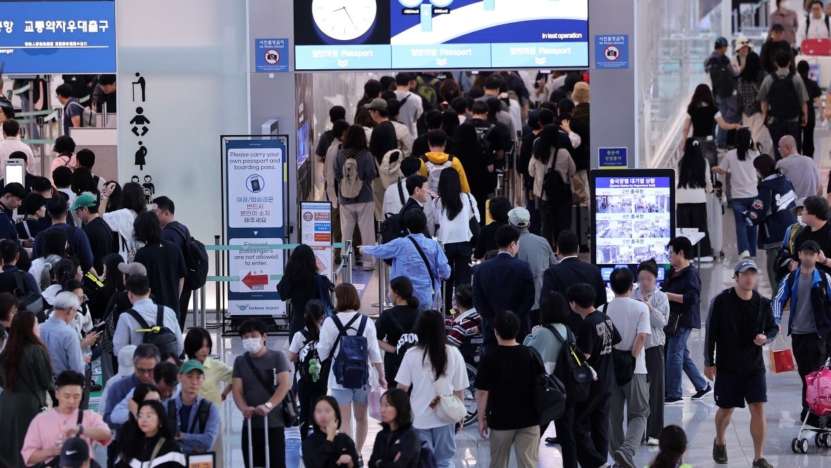 추석 황금연휴를 앞둔 1일 인천국제공항 1터미널이 여행객들로 북적이고 있다. / 뉴스1