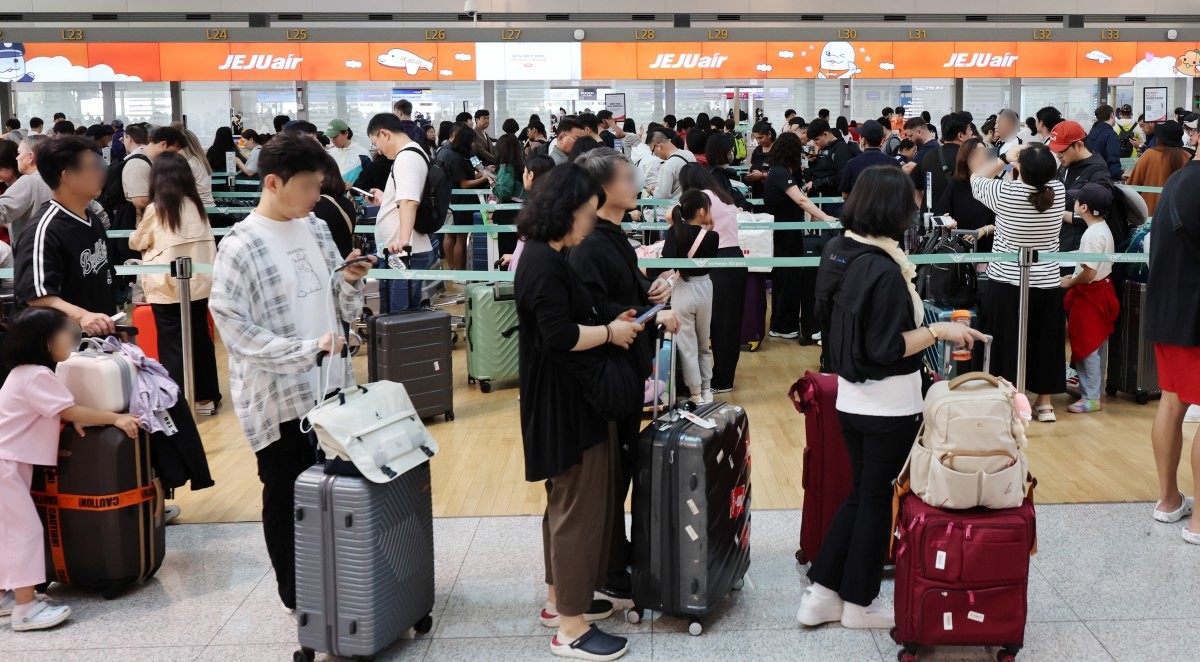 추석 황금연휴를 앞둔 1일 인천국제공항 1터미널이 여행객들로 북적이고 있다. / 뉴스1
