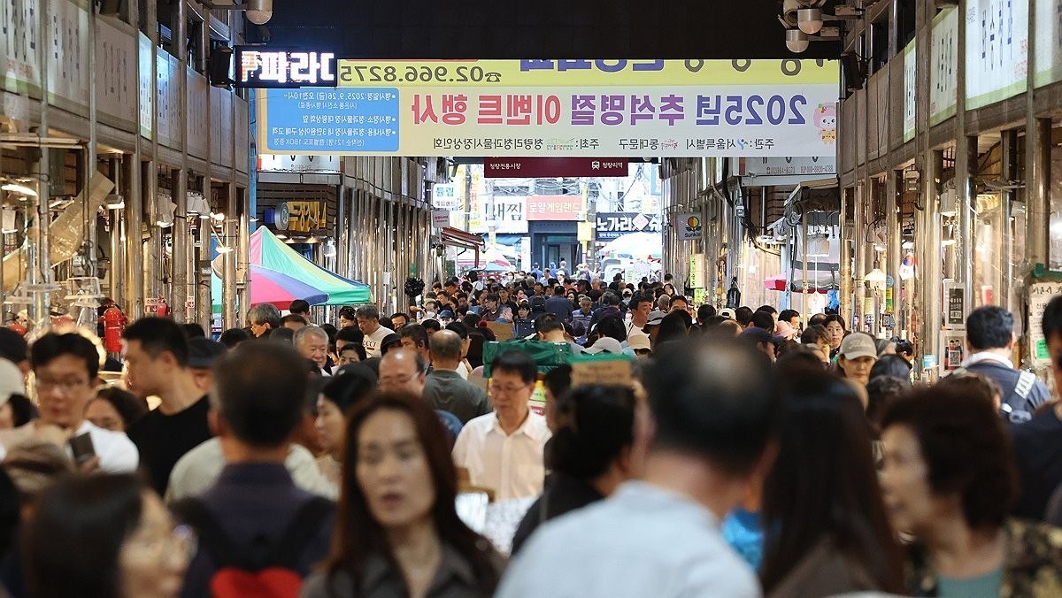 추석 연휴를 일주일 앞둔 28일 서울 동대문구 청량리청과물시장이 시민들로 북적이고 있다. / 연합뉴스