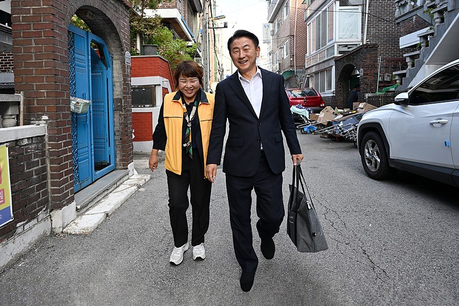 김동근 시장이 9월 30일 ‘돌봄, 삶의현장’ 사업의 일환으로 호원2동 취약계층 가정을 찾아가고 있다
