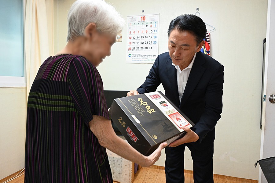 김동근 시장이 9월 30일 ‘돌봄, 삶의현장’ 사업의 일환으로 호원2동 취약계층 가정을 방문해 물품을 전달하고 있다