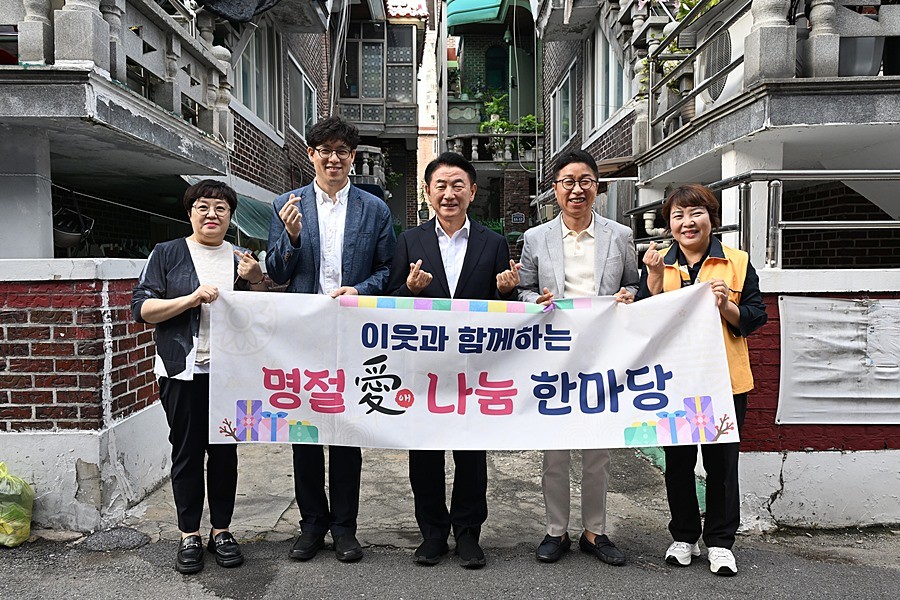 김동근 시장이 9월 30일 ‘돌봄, 삶의현장’ 사업의 참여자들과 함께 기념사진을 찍고 있다