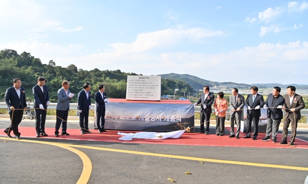 충남도건설본부는 30일 충남 보령시 오천면 일원에서 '오천 우회도로' 개통식을 개최했다. '오천 우회도로'는 보령시 오천면 영보리~소성리를 연결하는 총길이 3.98㎞, 폭 9.5m, 2차로다. 도비 232억 원을 투입해 착공(2020년 10월 13일) 5년 만인 10월 1일 오후 3시 개통된다. 이 도로는 애초 2027년 4월 24일 준공할 예정이었지만 주민과 관광객 교통편의 증진을 위해 1년 6개월 개통을 앞당겼다고 충청남도건설본부는 설명했다. 김태흠 충남지사는 '오천 우회도로는 오천지역 관광 활성화는 물론, 보령화력과 영보산단 경쟁력 향상에 기여할 것'이라며 '도로는 도민의 삶과 지역 경제를 잇는 핏줄인 만큼, 이를 바탕으로 지역 경제 성장과 건설산업 발전을 도모해 나갈 것'이라고 말했다. / 충청남도 제공