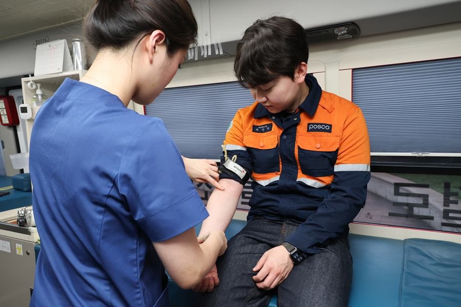 포스코 포항제철소가 30일부터 1일까지 사랑의 헌혈행사를 진행하며 지역사회를 향한 따뜻한 생명나눔을 실천했다./포스코