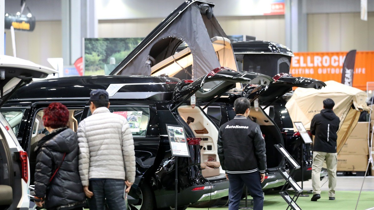 관람객들이 캠핑 장비 등을 살펴보고 있다. 기사의 이해를 돕기 위한 사진 / 뉴스1