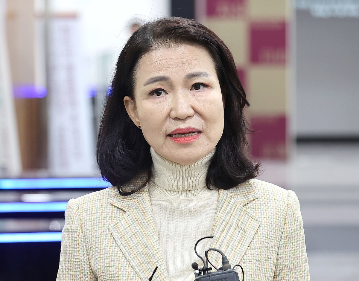 이진숙 전 방송통신위원장이 1일 서울 종로구 헌법재판소 민원실에서 방송미디어통신위원회 설치법에 대한 헌법소원 심판 청구서를 접수한 뒤 발언하고 있다. / 연합뉴스