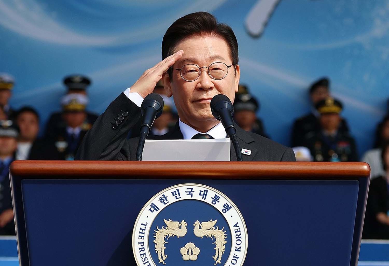 이재명 대통령이 1일 충남 계룡대 대연병장에서 열린 건군 77주년 국군의 날 행사에서 거수경례를 하고 있다. /  연합뉴스