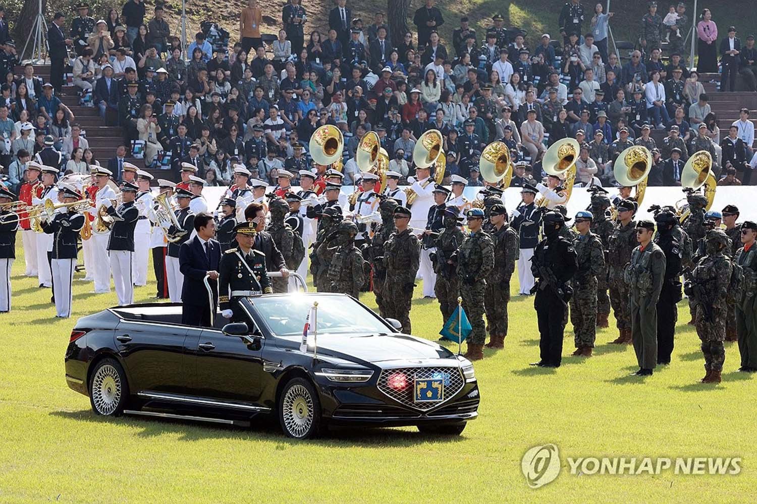 이재명 대통령이 1일 충남 계룡대 대연병장에서 열린 건군 77주년 국군의 날 기념행사에서 열병차량에 탑승해 사열하고 있다. / 연합뉴스