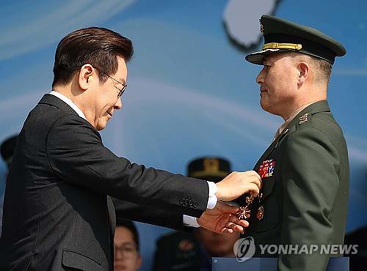 이재명 대통령이 1일 충남 계룡대 대연병장에서 열린 건군 77주년 국군의 날 기념행사에서 박정훈 해병 대령에게 훈장을 수여하고 있다. / 연합뉴스