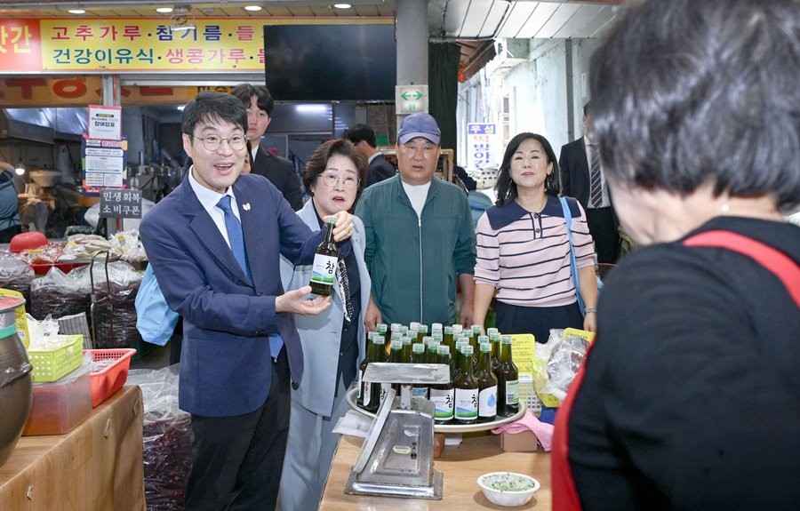 김정기 대구시장 권한대행(왼쪽)이 1일 대구 서구에 위치한 원고개시장을 방문하고 시장 상인과 소통하고 있다.   / 대구시 제공