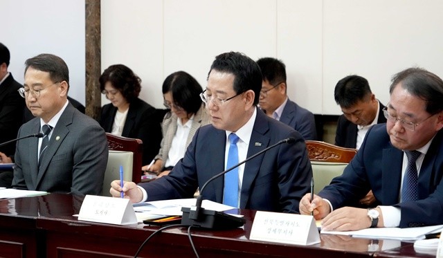 김영록 전라남도지사가 1일 오후 김민석 국무총리(위원장)를 비롯한 관계 장관, 지자체, 위촉위원들이 참석한 가운데 정부서울청사에서 열린 ‘제1차 국가기간 전력망 확충 위원회’에서 모두발언을 경청하고 있다.