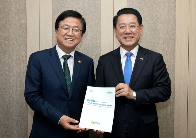 김영록 전라남도지사(오른쪽)가 1일 세종에서 최교진 교육부 장관과 면담을 갖고 전라남도 통합대학교 국립의대 신속 신설 등 전남도 핵심사업 해결을 위한 건의 및 협조를 요청하고 있다./전남도