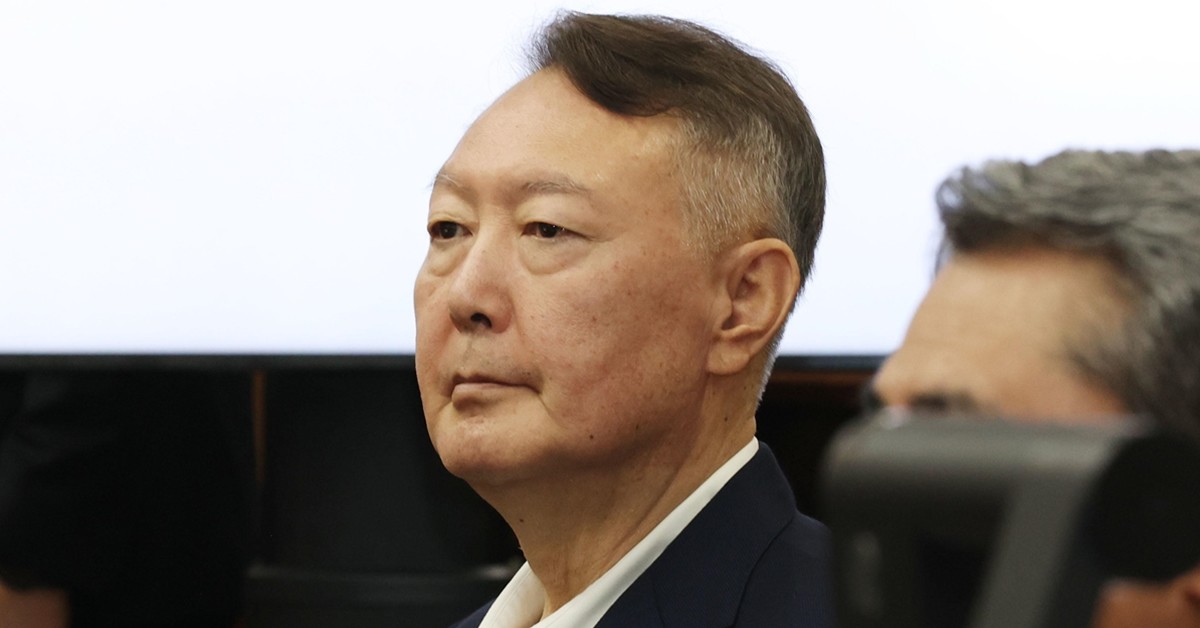 윤석열 전 대통령이 지난달 26일 서울 서초동 서울중앙지법에서 열린 특수공무집행방해 혐의 재판에 출석해 자리하고 있다.