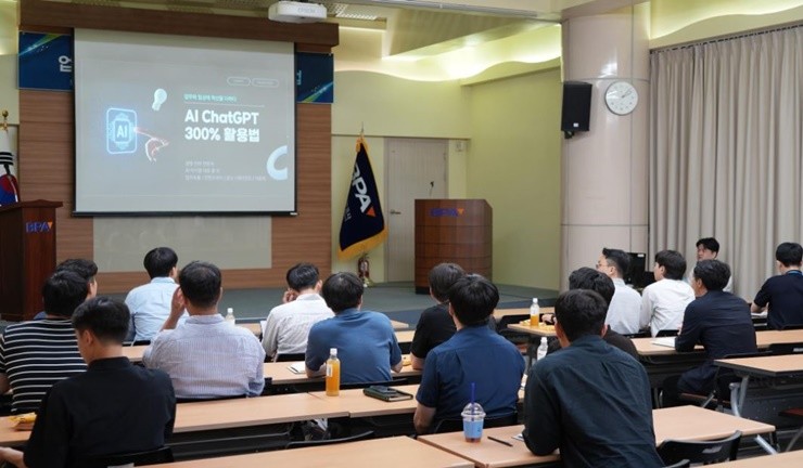 부산항만공사가 기술직 임직원을 대상으로 인공지능(AI) 활용 교육을 실시하며, 항만 건설 및 재개발 업무의 효율성 강화를 위한 행보에 나섰다. / 사진제공=부산항만공사