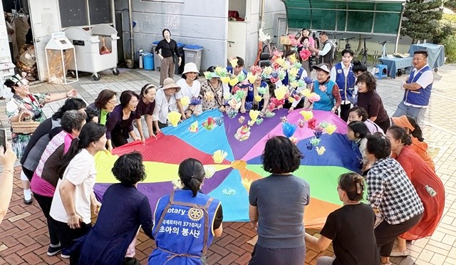 행복드림종합사회복지관은 모두가 풍성한 케이(K)-추석 행사에서 어르신들과 함께 전통놀이를 진행하고 있다.