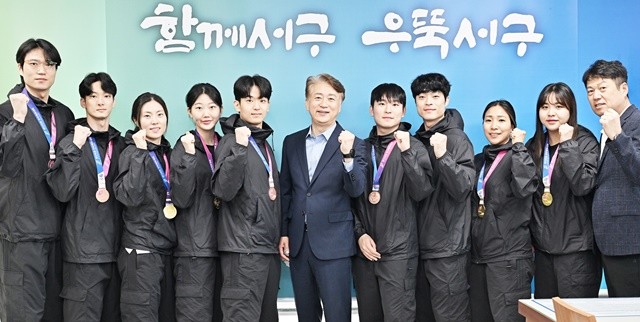 광주 서구(구청장 김이강)는 서구청 펜싱팀(감독 박광현)이 제106회 전국체육대회 여자 단체전 에페 금메달을 비롯해 여자 개인전 은메달, 남자 단체전 동메달을 석권해 지역 체육의 위상을 드높였다고 밝혔다. 광주 서구 제공
