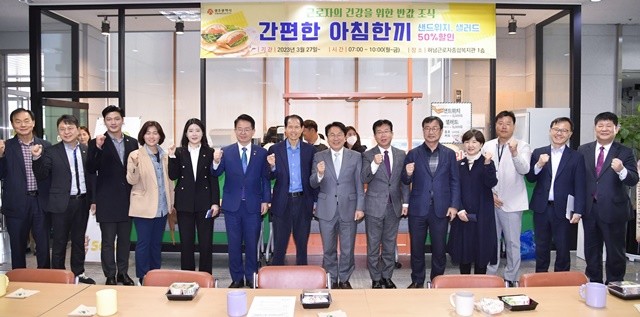 강기정 광주광역시장이 1일 정부세종청사에서 김윤덕 국토교통부 장관을 만나 'KTX 호남선 공정운행' 등 광주시 주요 현안을 논의한 뒤 기념촬영을 하고 있다. /광주광역시 제공