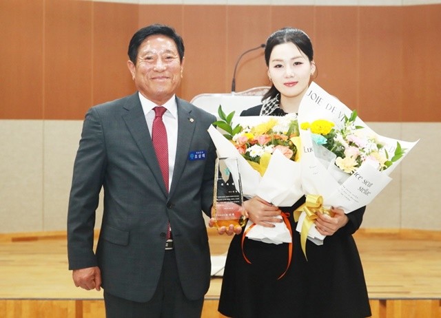 조상래 곡성군수(왼쪽)와 가수 나영ㅇ ㅣ기념촬영을 하고 있다.
