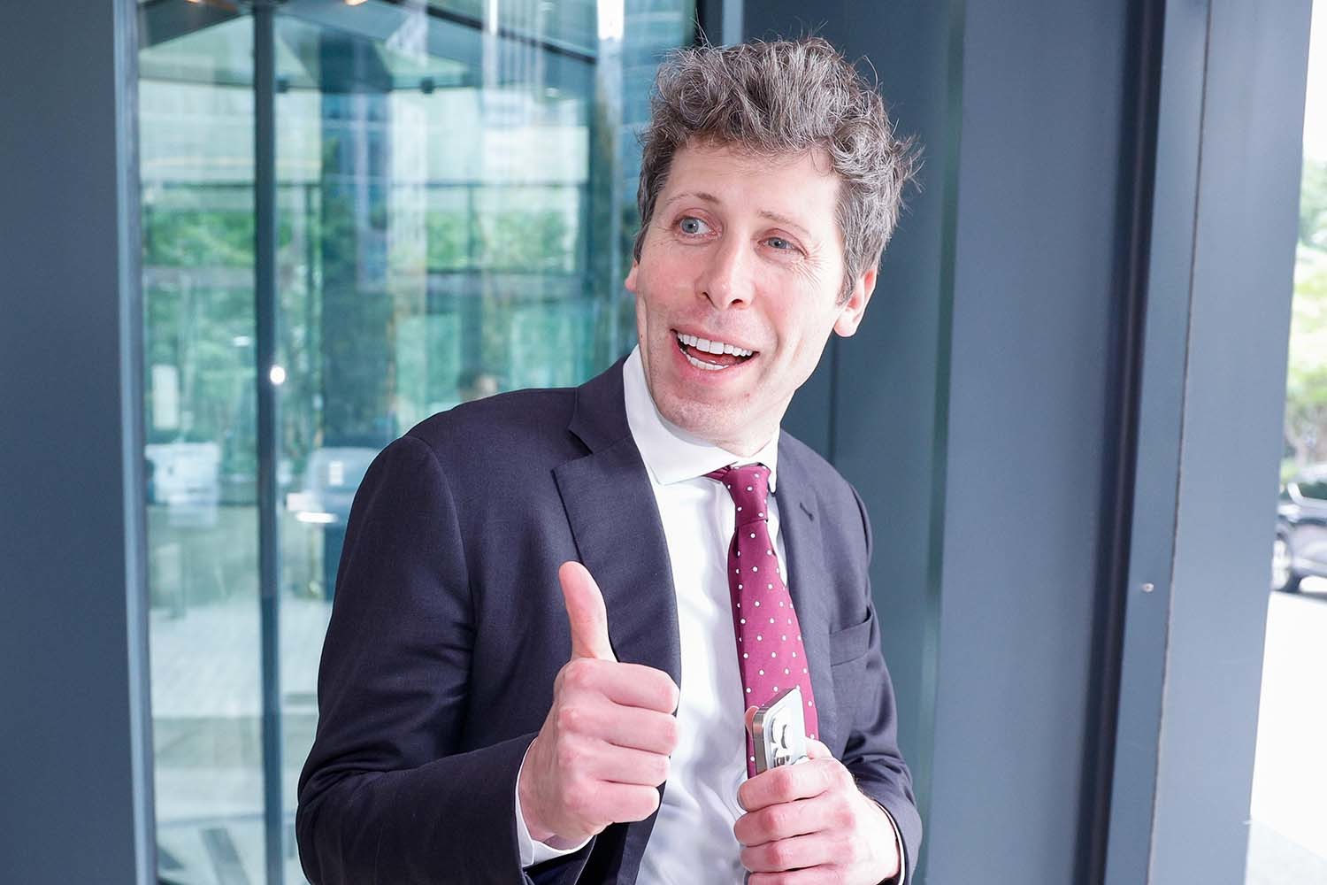 샘 올트먼(Sam Altman) 오픈 AI CEO가 1일 오후 서울 종로구 SK서린빌딩에서 최태원 SK그룹 회장과 회동을 마친 뒤 차량으로 향하며 취재진 질문에 엄지 손가락을 치켜들고 있다. / 뉴스1