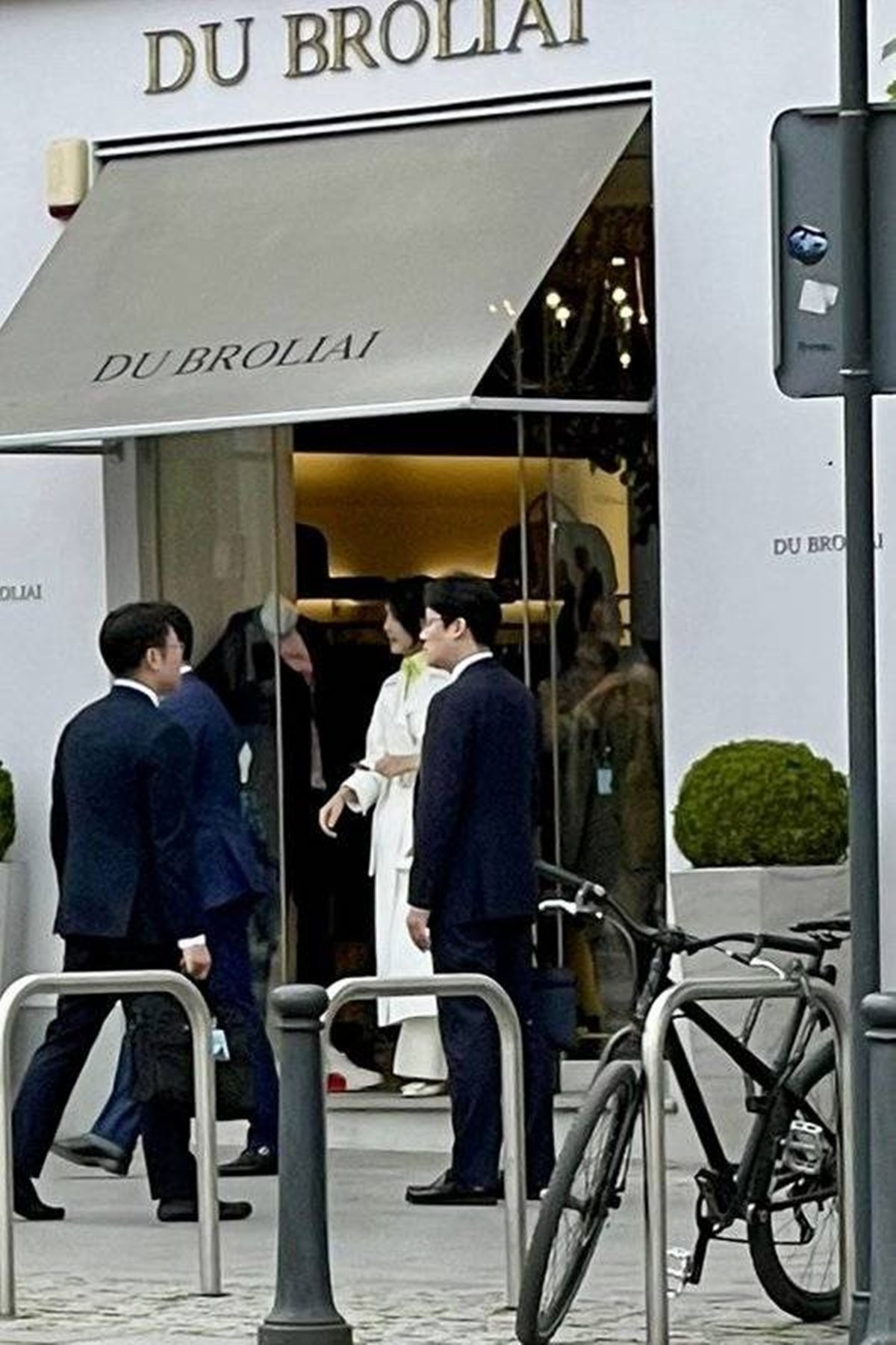 리투아니아 언론 '주모네스'가 2023년 7월 11일 김건희 여사가 수도 빌뉴스의 명품 편집숍을 방문했다고 보도하면서 첨부한 사진. / 주모네스 캡처
