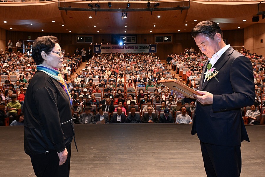 김동근 시장이 10월 1일 ‘제29회 노인의 날 기념식’에서 한 노인에게 표창장을 수여하고 있다