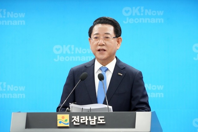 김영록 전라남도지사가 2일 도청 브리핑룸에서 역사적인 오픈AI와 SK 합작 글로벌 AI 데이터센터 투자 환영문을 발표하고 있다.
