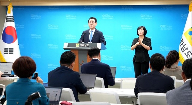 김영록 전라남도지사가 2일 도청 브리핑룸에서 역사적인 오픈AI와 SK 합작 글로벌 AI 데이터센터 투자 환영문을 발표하고 있다.