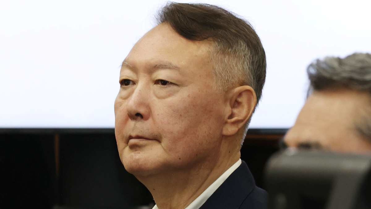윤석열 전 대통령이 지난달 26일 서울 서초동 서울중앙지법에서 열린 특수공무집행방해 혐의 재판에 출석해 자리하고 있다. / 뉴스1