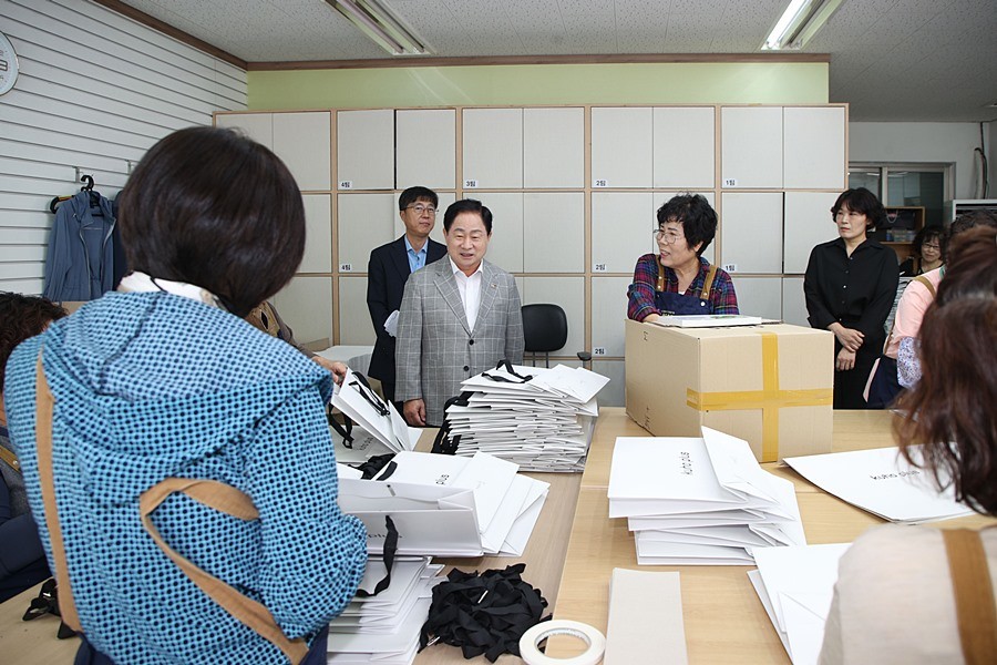 주광덕 시장이 남양주 시니어클럽 공동작업장에 방문해 근로자들을 격려하고 있다