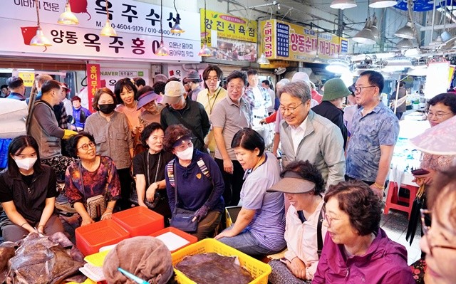 강기정 광주광역시장이 추석 연휴를 앞두고 2일 서구 양동전통시장을 방문해 상인·시민 등과 명절 인사를 나누고 있다. /광주광역시 제공