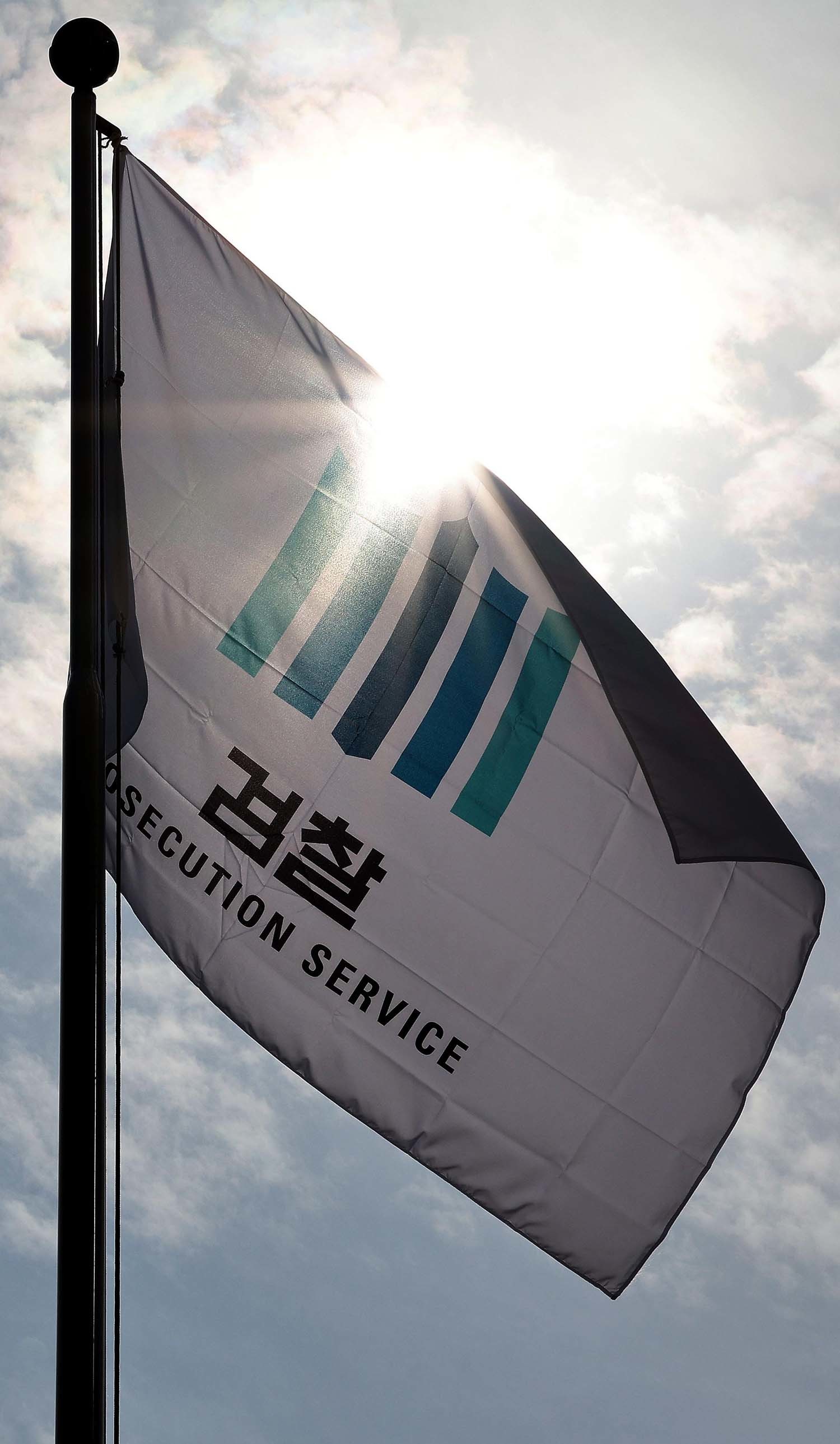 울 서초구 대검찰청 청사에서 검찰 깃발이 바람에 날리고 있다. / 뉴스1