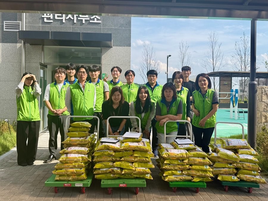 한국토지주택공사(이하 LH) 대구경북지역본부가 대구·경북지역 임대주택단지 4곳 입주민을 대상으로 한 쌀 나눔 활동 후 기념촬영을 하고 있다. / LH 대구경북지역본부 제공