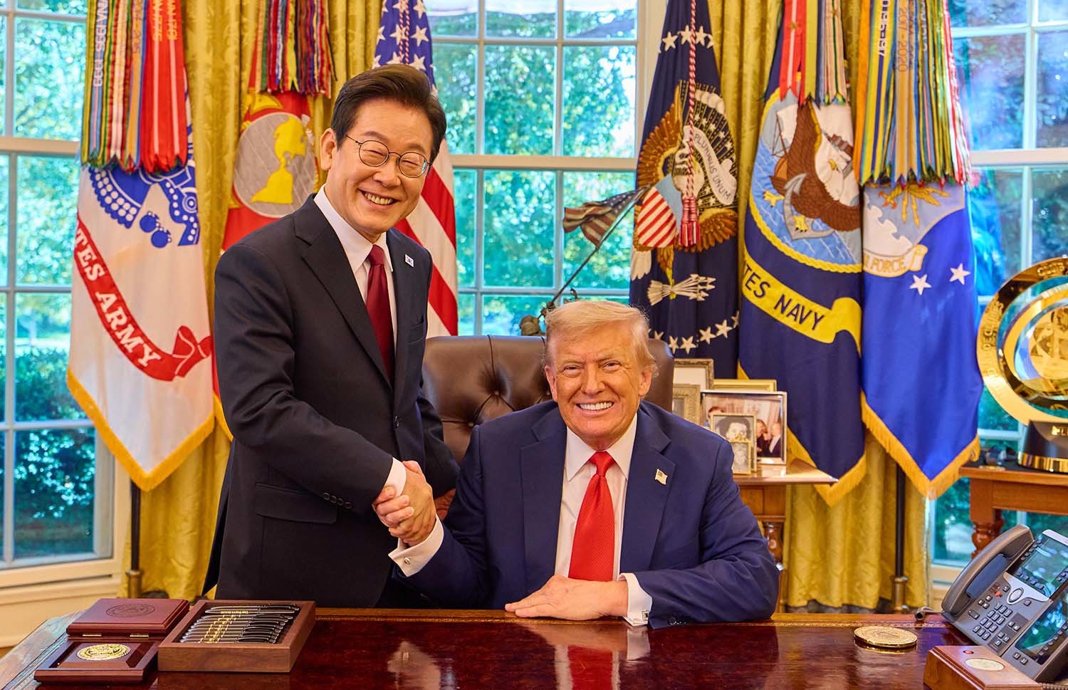 이재명 대통령이 8월 25일(현지시각) 미국 워싱턴 DC 백악관에서 열린 한미 정상회담을 마친 후 도널드 트럼프 미국 대통령과 악수하고 있다. / 이재명 대통령 SNS