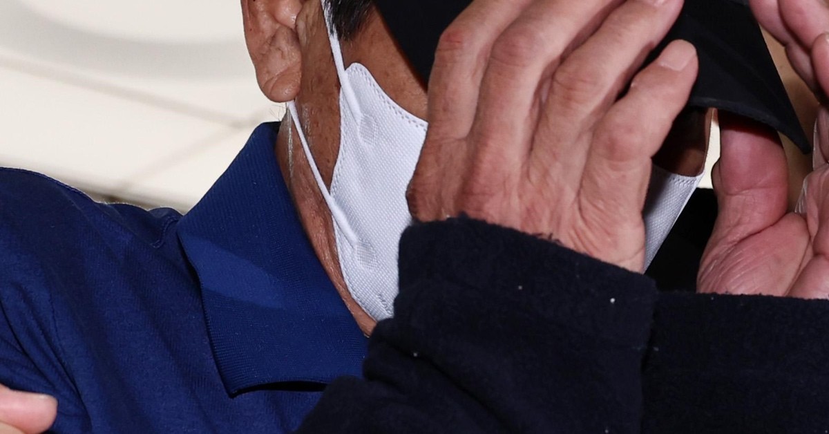 숭례문 지하보도에서 60대 환경미화원을 살해한 혐의를 받는 리 모 씨가 지난해 8월 4일 오후 서울 서초구 서울중앙지방법원에서 열린 구속 전 피의자 심문(영장실질심사)에 출석하고 있다. / 뉴스1