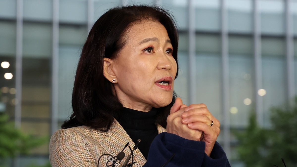 지난 3일 이진숙 전 방송통신위원장이 2일 오후 서울 대치동 자택에서 경찰에게 체포된 뒤 영등포경찰서에서 입장을 밝히고 있다. / 뉴스1