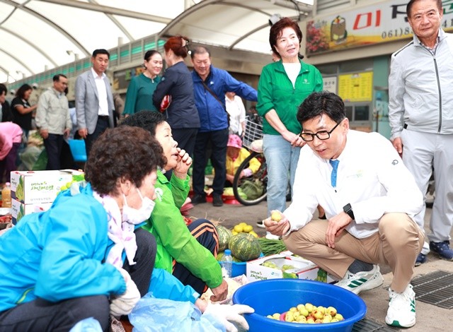 2일 녹차골보성향토시장에서 김철우 보성군수를 비롯해 보성군의회 의원, 관내 기관·단체 관계자, 공직자 등 300여 명이 참여해 제수와 지역 특산물을 구매하며 상인들을 격려했다.